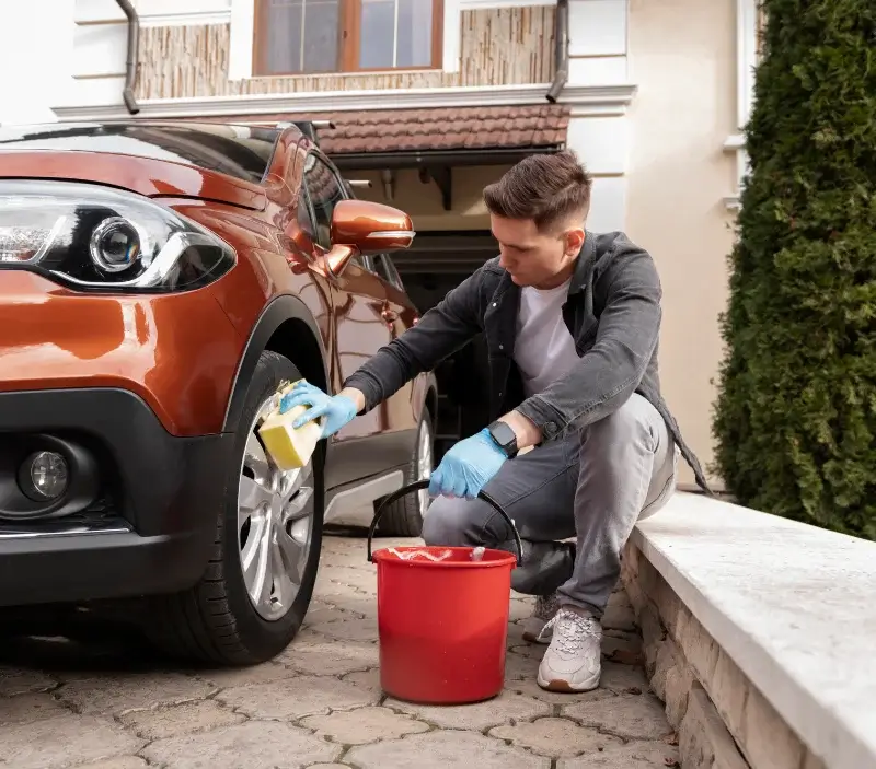Lavage auto à domicile Nohant-en-Graçay : professionnel intervenant sur un véhicule